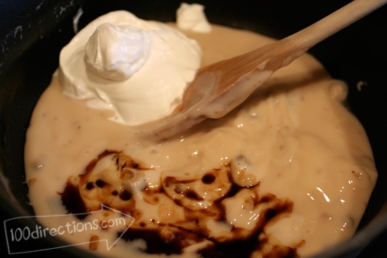 Combine sour cream, cream of mushroom soup and Worcestershire sauce