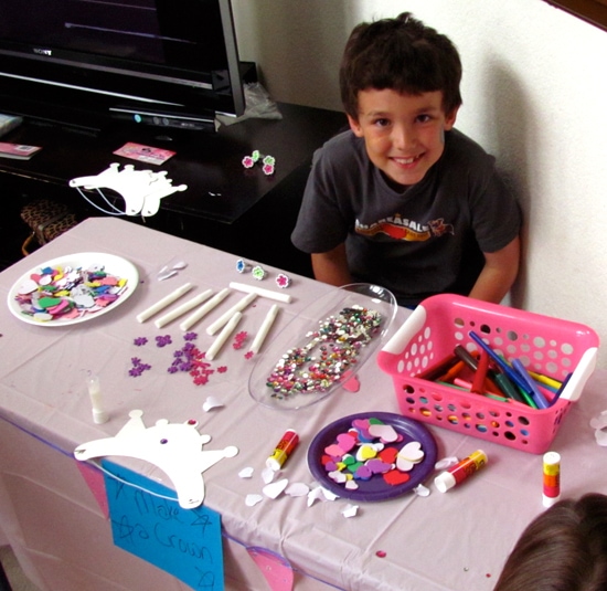 Make a crown craft party table