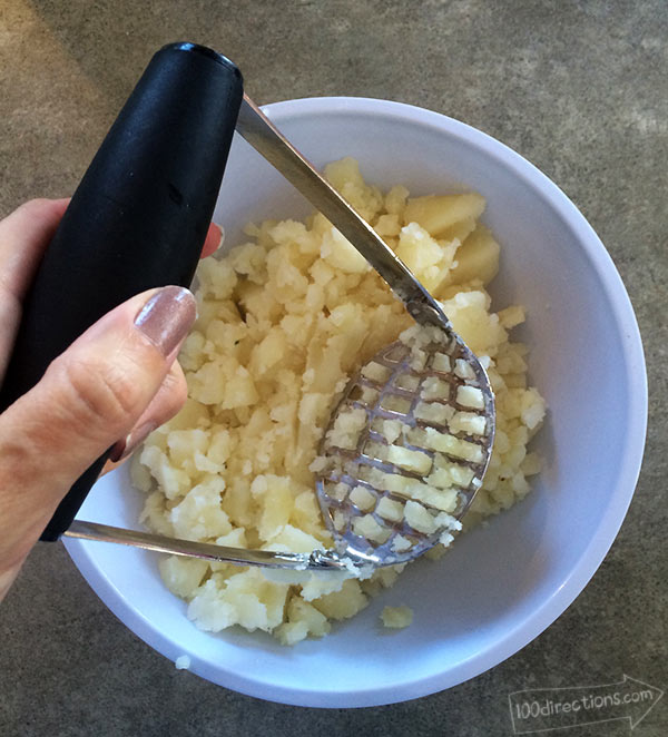 Cheesy Garlic Mashed Potatoes - mash the cooked potatoes