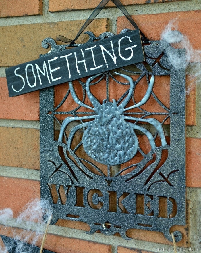 DIY Halloween Sign from Mad in Crafts