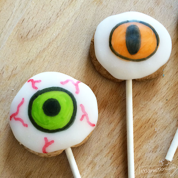 Color different eyeball cookies