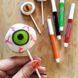 Eyeball Cookie Pops - coloring food craft