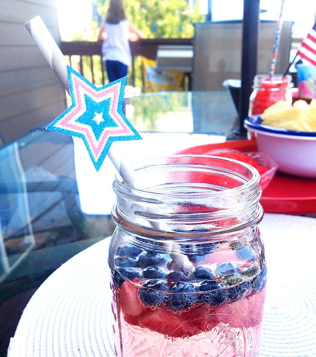 Patriotic drink with free printable straw decor