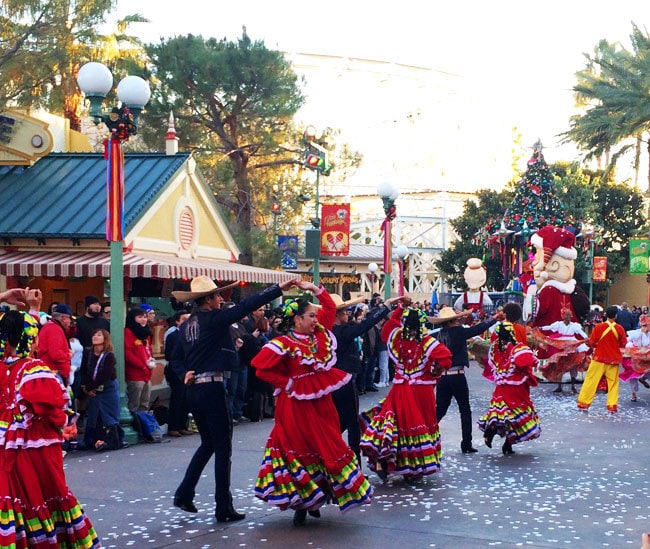 Viva Navidad parade - Disney at Christmas
