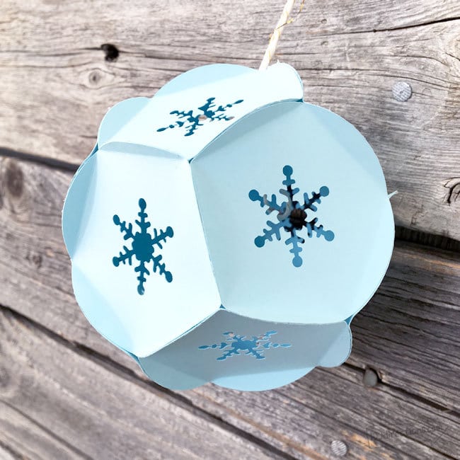 Decorate with your snowballs and enjoy a warm winter indoors