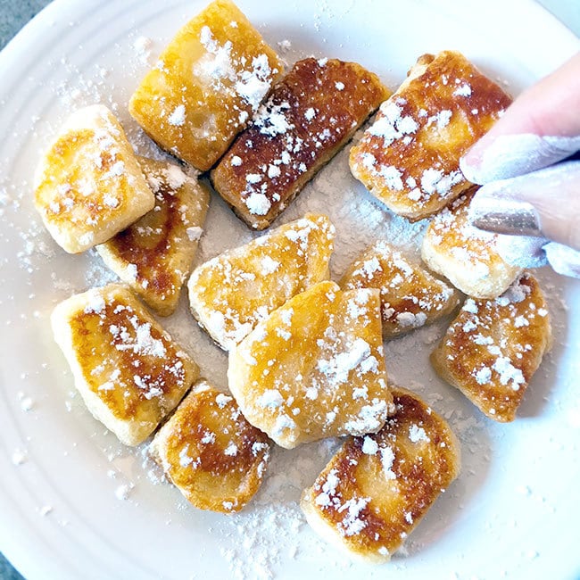 Sprinkle beignet bites with powered sugar to taste