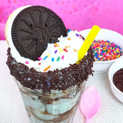 Mint milkshake with a chocolate vanilla ice cream cookie - yes please!