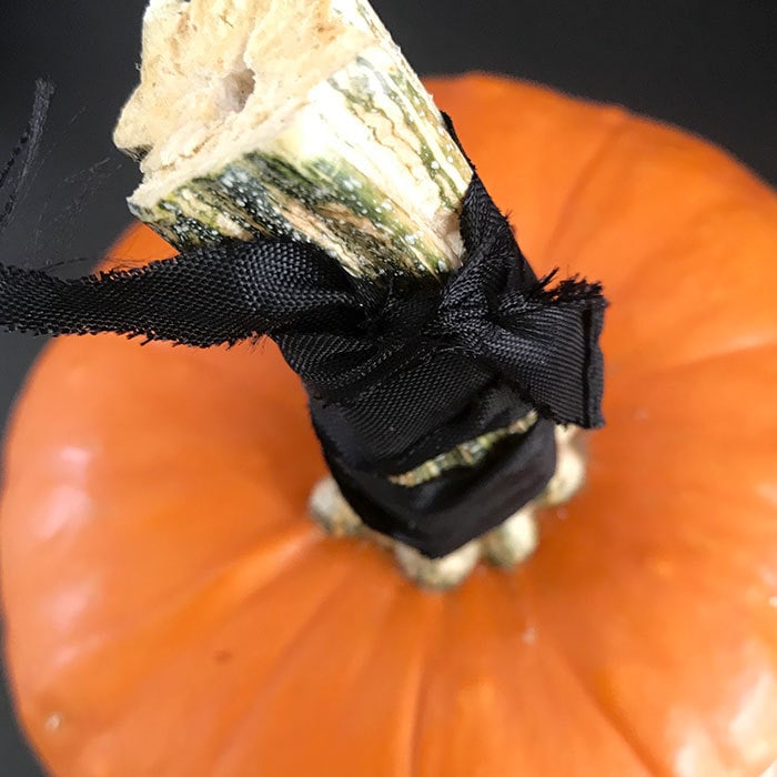 Tie ribbon or fabric around the pumpkin steam