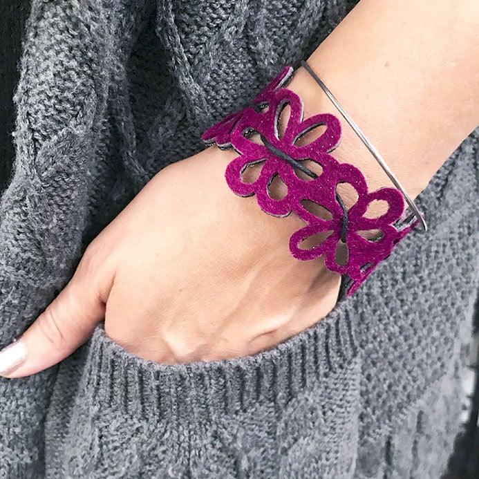 Make your own flower bracelet accessory