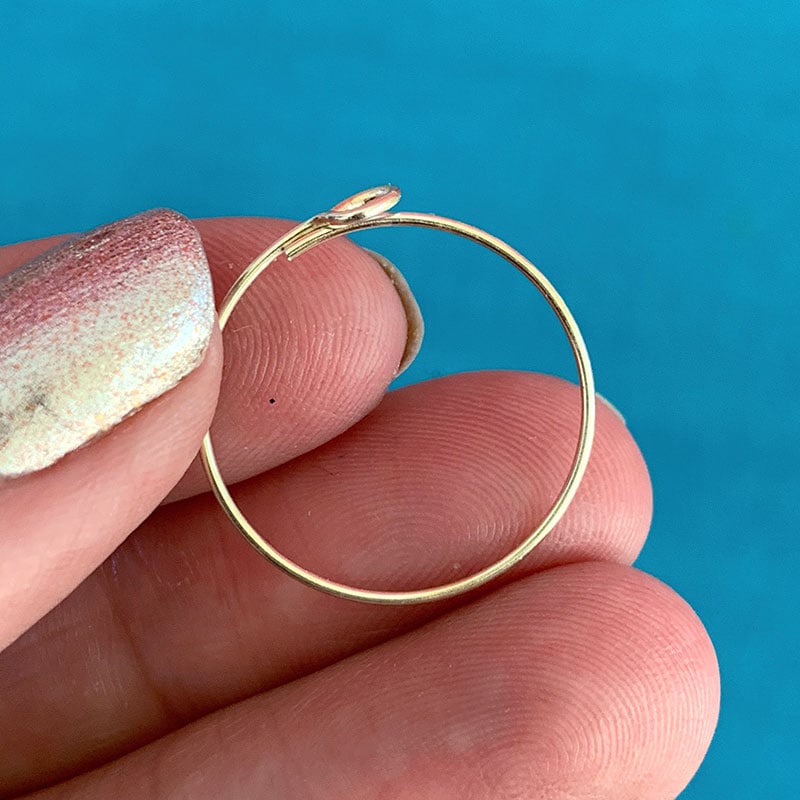 Start your hot glue jewelry with a wire shape