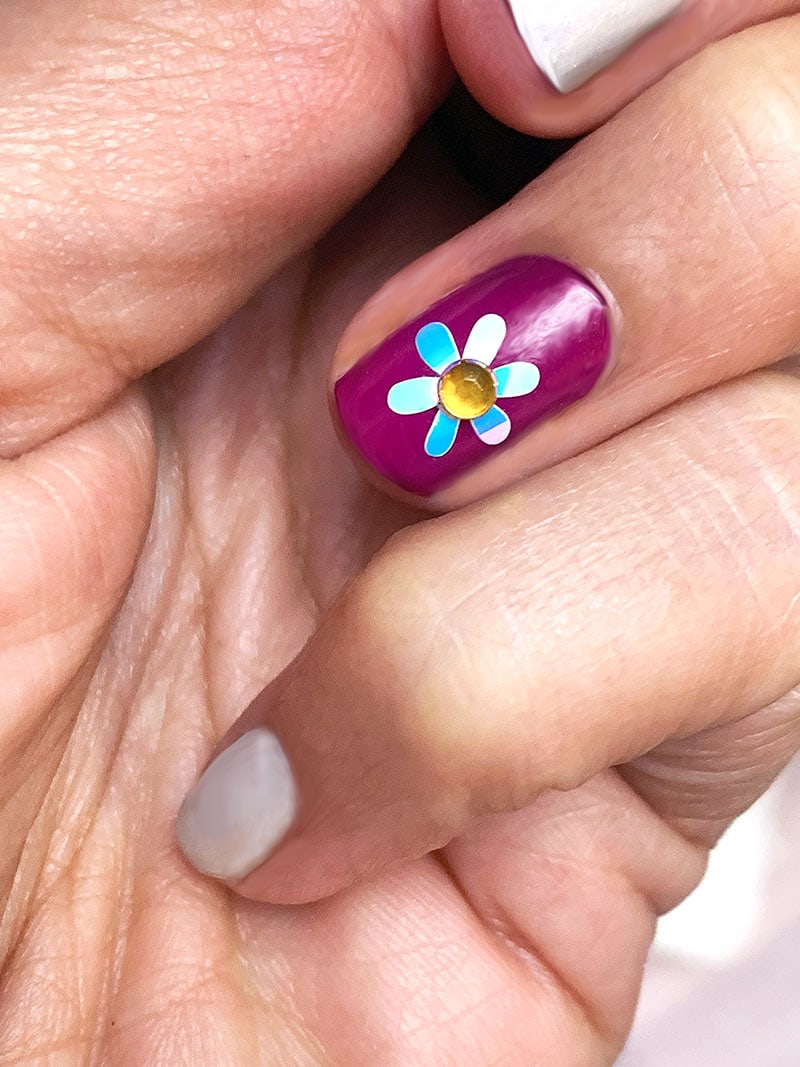Decorate your nails with tiny flowers cut with Cricut