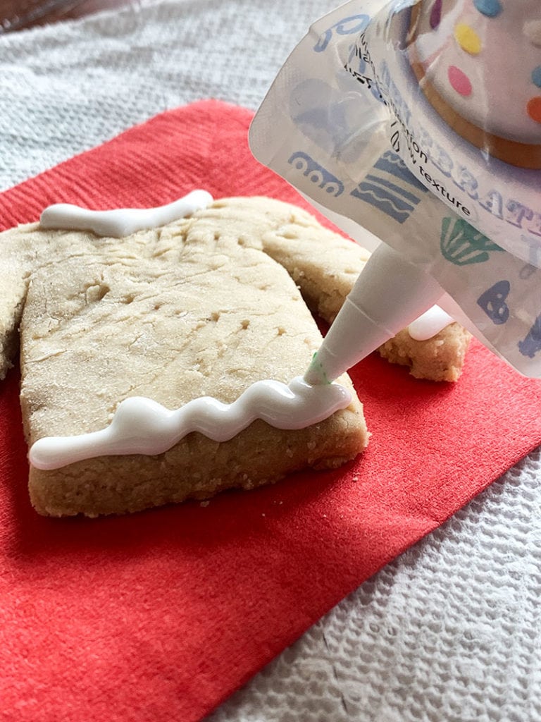 Decorate cookies with frosting