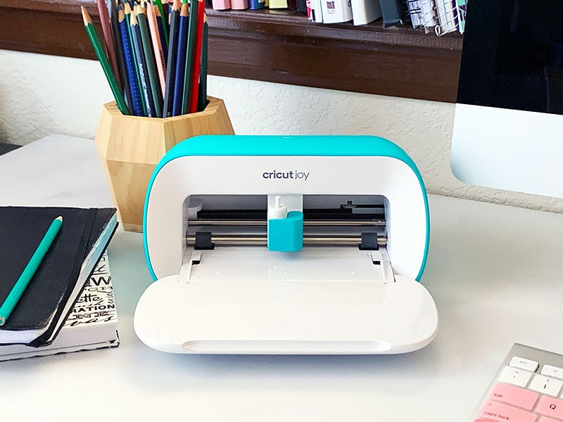 Hello Cricut Joy - little cutting machine on my desk